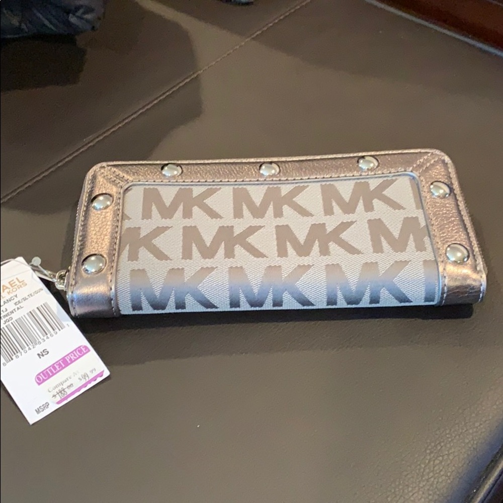 Beautiful gray NWT MK wallet.
